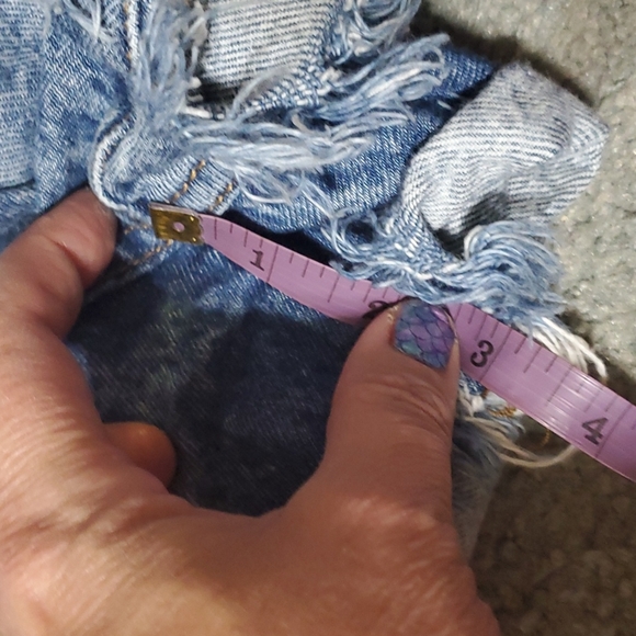 Juniors 15 Arizona distressed Jean shorts - Picture 5 of 7